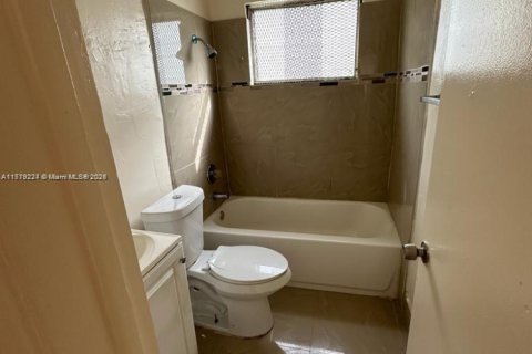 Propiedad comercial en venta en Hallandale Beach, Florida, 92.9 m2 № 1983245 - foto 3