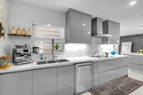 Casa en venta en Miami, Florida, 3 dormitorios, 184.5 m2 № 2043560 - foto 24