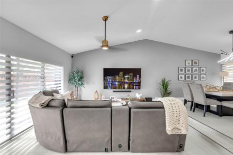 Casa en venta en Miami, Florida, 3 dormitorios, 184.5 m2 № 2043560 - foto 12