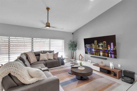 Casa en venta en Miami, Florida, 3 dormitorios, 184.5 m2 № 2043560 - foto 13