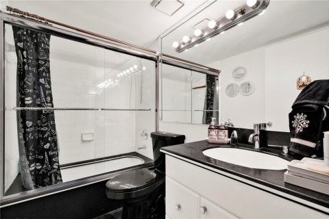 Купить виллу или дом в Майами, Флорида 5 спален, 274.8м2, № 1968857 - фото 28