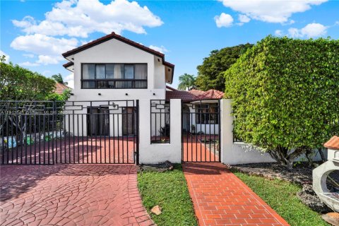 Купить виллу или дом в Майами, Флорида 5 спален, 274.8м2, № 1968857 - фото 1