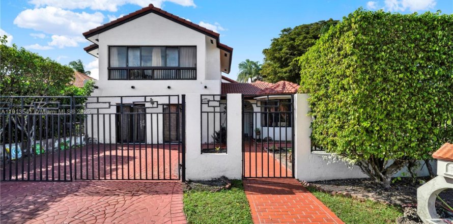 Дом в Майами, Флорида 5 спален, 274.8м2 № 1968857