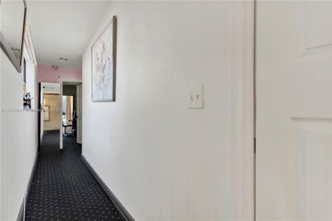 Купить виллу или дом в Майами, Флорида 5 спален, 274.8м2, № 1968857 - фото 24