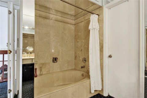 Купить виллу или дом в Майами, Флорида 5 спален, 274.8м2, № 1968857 - фото 23