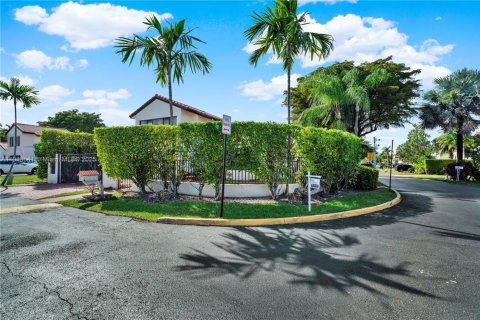 Купить виллу или дом в Майами, Флорида 5 спален, 274.8м2, № 1968857 - фото 2