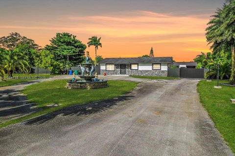 Дом в Майами, Флорида 6 спален, 171.4м2 № 2056372