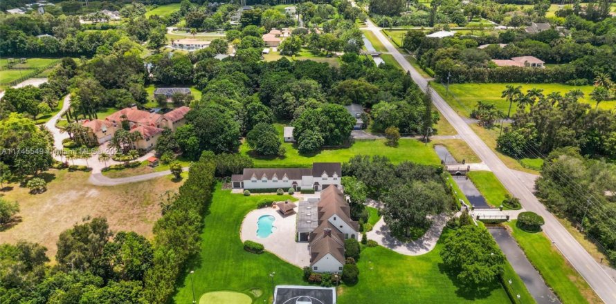House in Southwest Ranches, Florida 5 bedrooms, 503.9 sq.m. № 1933596