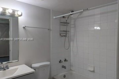 Condo in Lauderhill, Florida, 2 bedrooms  № 2397942 - photo 11