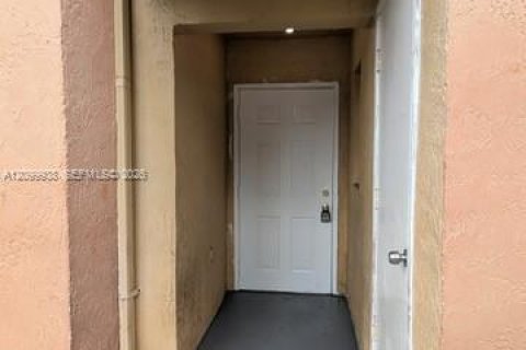 Condo in Lauderhill, Florida, 2 bedrooms  № 2397942 - photo 3