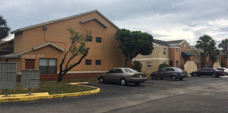 Condo in Lauderhill, Florida, 2 bedrooms  № 2397942