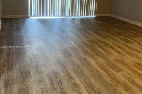 Condo in Lauderhill, Florida, 2 bedrooms  № 2397942 - photo 8