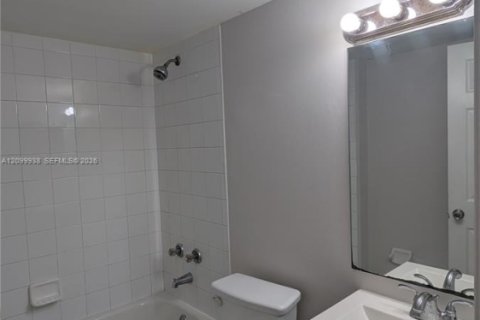 Condo in Lauderhill, Florida, 2 bedrooms  № 2397942 - photo 12