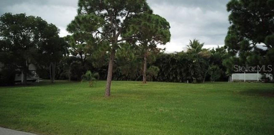 Land in Bokeelia, Florida № 1768074