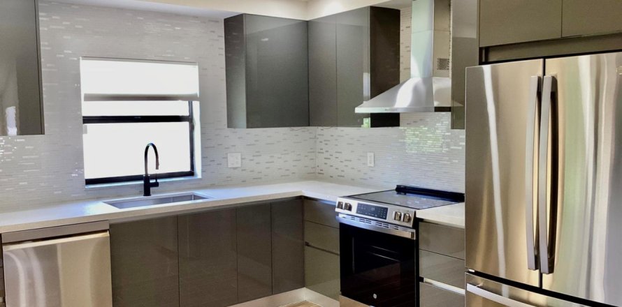 House in Boca Raton, Florida 3 bedrooms, 138.24 sq.m. № 2181890