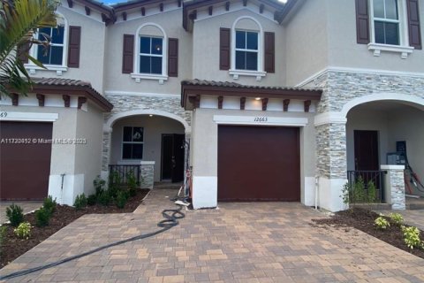 Touwnhouse à louer à Miami, Floride: 3 chambres, 157.47 m2 № 1697412 - photo 1