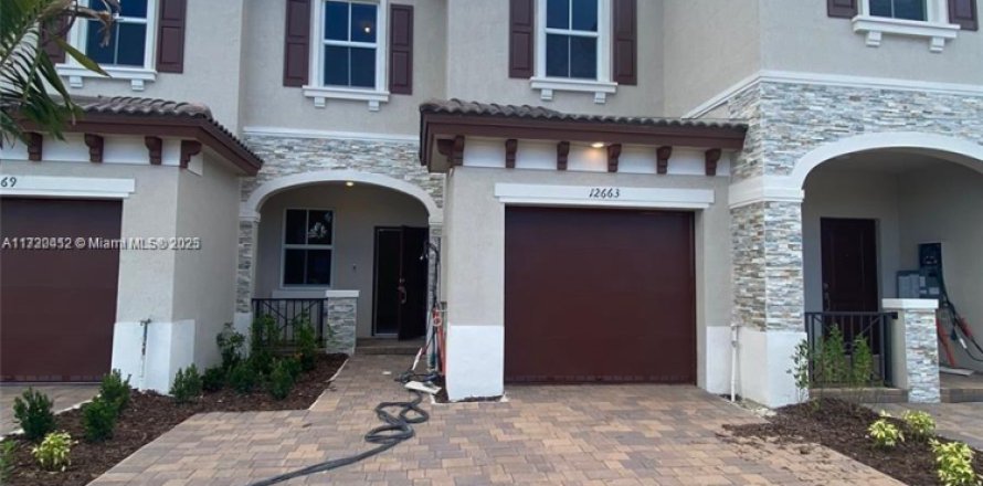 Touwnhouse à Miami, Floride 3 chambres, 157.47 m2 № 1697412