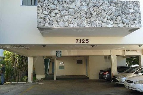 Condo in Miami Beach, Florida, 1 bedroom  № 1937575 - photo 1