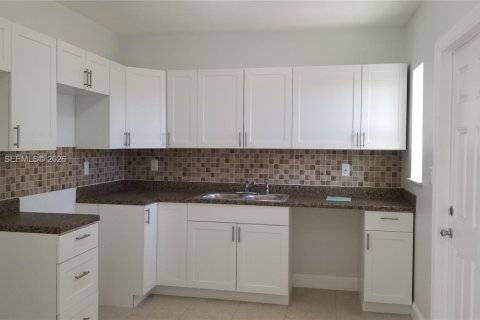 House in Lake Worth, Florida 3 bedrooms, 86.96 sq.m. № 2402100 - photo 4