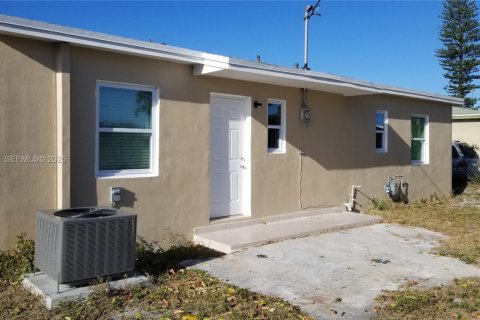 House in Lake Worth, Florida 3 bedrooms, 86.96 sq.m. № 2402100 - photo 2