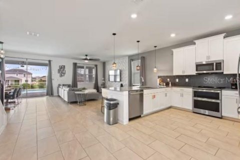 Casa en venta en Davenport, Florida, 7 dormitorios, 373.28 m2 № 2230238 - foto 3