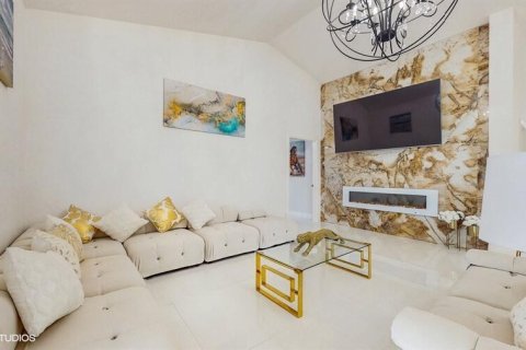 House in Wellington, Florida 5 bedrooms, 288 sq.m. № 2177030 - photo 7
