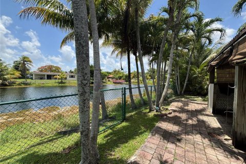 Casa en venta en Miami, Florida, 4 dormitorios № 1804593 - foto 3