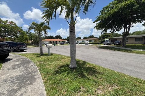 Casa en venta en Miami, Florida, 4 dormitorios № 1804593 - foto 2