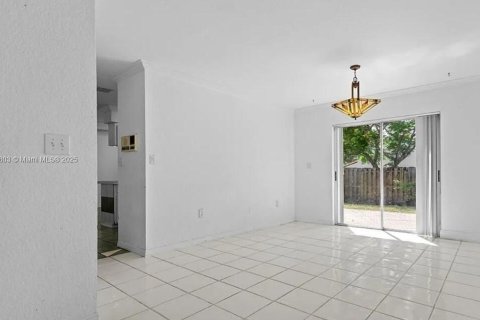 House in Cooper City, Florida 3 bedrooms, 196.95 sq.m. № 1892424 - photo 3