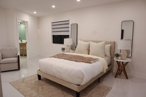 House in North Miami Beach, Florida 4 bedrooms, 140.28 sq.m. № 2030942 - photo 13