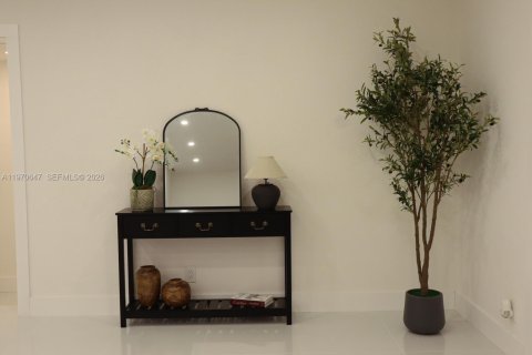 House in North Miami Beach, Florida 4 bedrooms, 140.28 sq.m. № 2030942 - photo 21