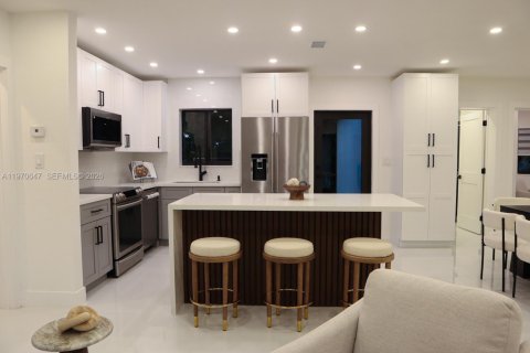 House in North Miami Beach, Florida 4 bedrooms, 140.28 sq.m. № 2030942 - photo 4
