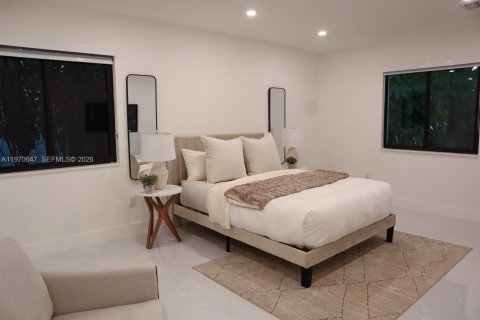House in North Miami Beach, Florida 4 bedrooms, 140.28 sq.m. № 2030942 - photo 11