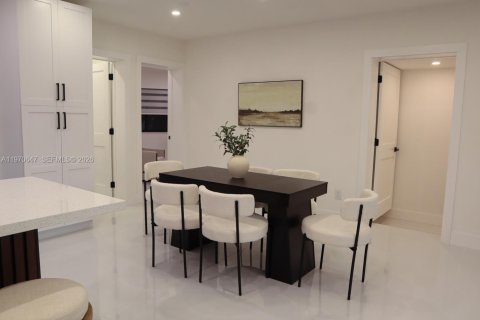 House in North Miami Beach, Florida 4 bedrooms, 140.28 sq.m. № 2030942 - photo 18