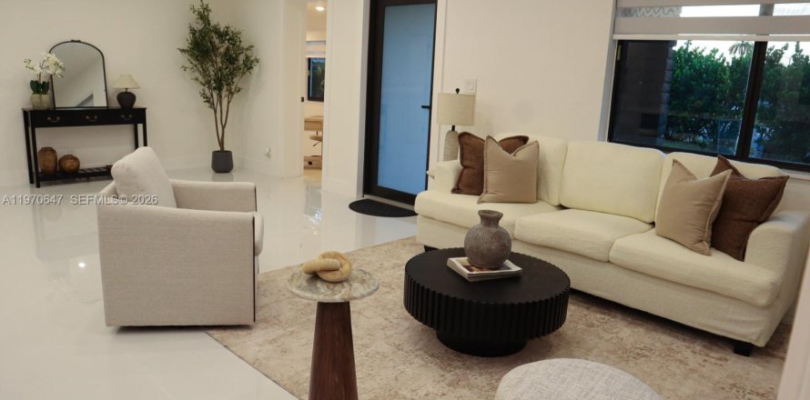 House in North Miami Beach, Florida 4 bedrooms, 140.28 sq.m. № 2030942