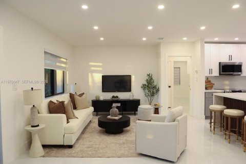 House in North Miami Beach, Florida 4 bedrooms, 140.28 sq.m. № 2030942 - photo 16