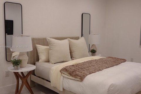 House in North Miami Beach, Florida 4 bedrooms, 140.28 sq.m. № 2030942 - photo 23