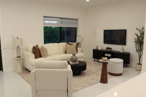 House in North Miami Beach, Florida 4 bedrooms, 140.28 sq.m. № 2030942 - photo 2