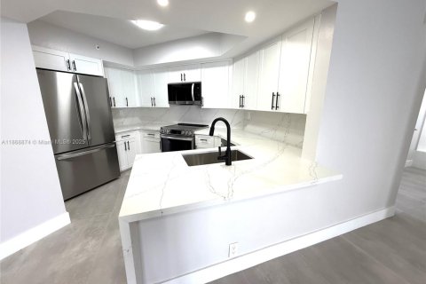 Condo in Miami Beach, Florida, 2 bedrooms  № 1926157 - photo 1