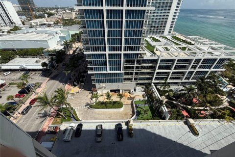 Condo in Miami Beach, Florida, 2 bedrooms  № 1926157 - photo 21