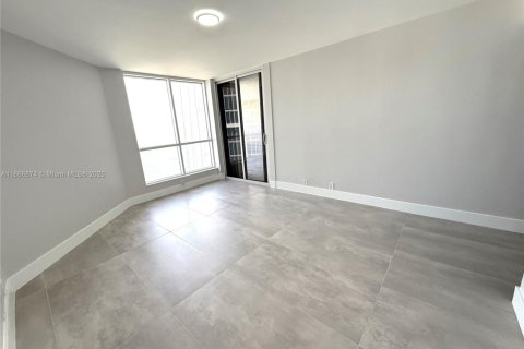 Condo in Miami Beach, Florida, 2 bedrooms  № 1926157 - photo 11