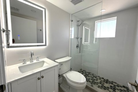 Condo in Miami Beach, Florida, 2 bedrooms  № 1926157 - photo 13
