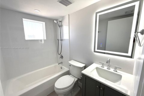 Condo in Miami Beach, Florida, 2 bedrooms  № 1926157 - photo 14