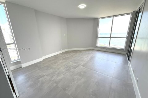 Condo in Miami Beach, Florida, 2 bedrooms  № 1926157 - photo 9