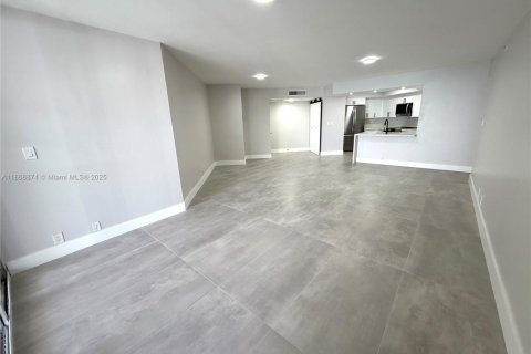 Condo in Miami Beach, Florida, 2 bedrooms  № 1926157 - photo 12