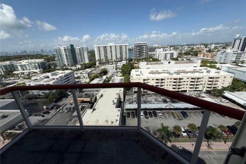 Condo in Miami Beach, Florida, 2 bedrooms  № 1926157 - photo 25