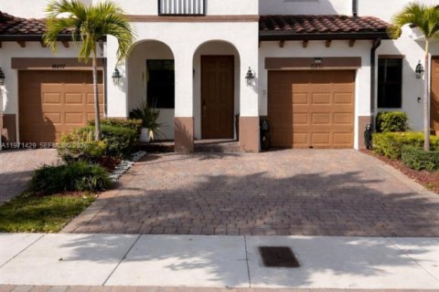 House in Doral, Florida 3 bedrooms, 165.09 sq.m. № 2041272