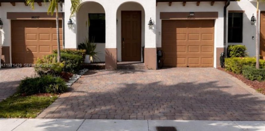 House in Doral, Florida 3 bedrooms, 165.09 sq.m. № 2041272