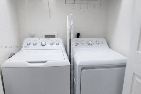 House in Doral, Florida 3 bedrooms, 165.09 sq.m. № 2041272 - photo 23