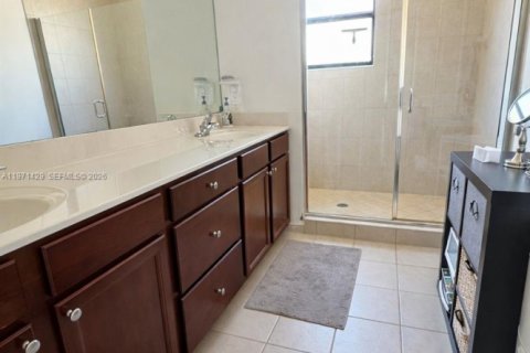 House in Doral, Florida 3 bedrooms, 165.09 sq.m. № 2041272 - photo 21